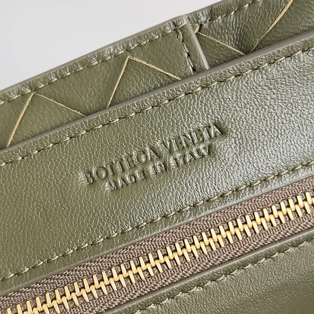 The 2023 new Andiamo batch of 1860 BV has been shipped‼ ️Really popular🔥The new Andiamo woven handbag launched by Bottega Veneta this season is really popular all over the world! ! Celebrities at home and abroad have worn it, and Oscar-winning actress Michelle Yeoh has taken it out on the street. Song Jia, Trai Yara, Yu Feihong, Sanji Ayaka, Rosie Hunting-Whiteley, Yoshioka Riho, etc. have all picked up this bag. It is classic and versatile, showing off its temperament, and the bag capacity is also large, which is very convenient for daily commuting! ! A variety of carrying methods, the shoulder straps can be adjusted by yourself, the original lambskin feels soft and delicate, and the neutral style is made to break gender boundaries and bring a more practical and longer-lasting use experience. Andiamo, which has both elegant and casual styles, perfectly interprets the true appearance of "fashionable old money style". Style number: 743568 Size: 25*22*10.5cm
